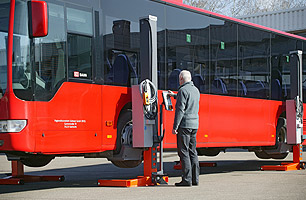 Wireless mobile column lift EHB1005 with bus before lifting begins