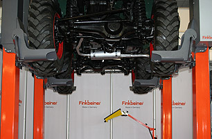 Wireless mobile column lift EHB1005 in full lift position
