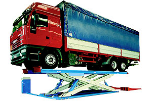 Electrohydraulic scissor hoists for heavy vehicles