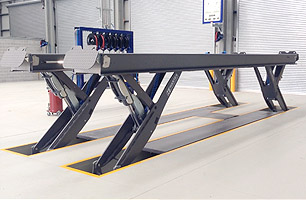 Finkbeiner HDS Semi Scissor Lift in halfway position